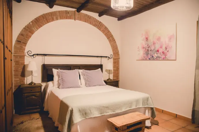 Dormitorio de matrimonio con cómoda cama Queen Size con vistas a la frontera de Portugal