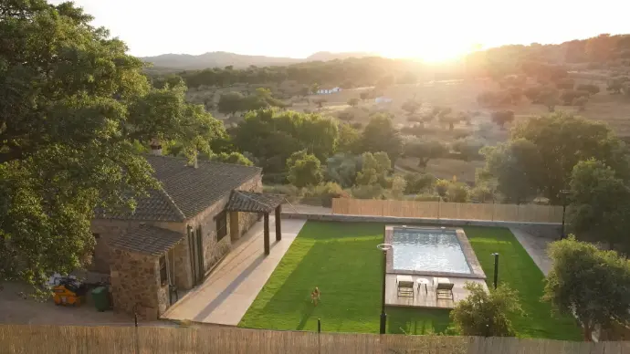 Piscina y casa rural en Extremadura situada en plena naturaleza 