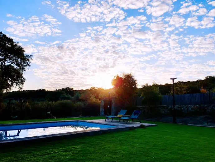 Amanecer sobre nuestra piscina privada de agua salada 