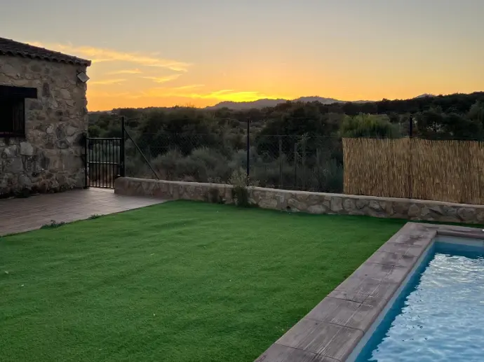 Relájate con atardeceres dónde parece que el tiempo se detiene sobre nuestra piscina y sobre nuestra casa rural