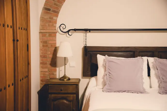 Cabecero rustico hecho una puerta de una armario centenario, detalles en la casa rural la vega que enamoran