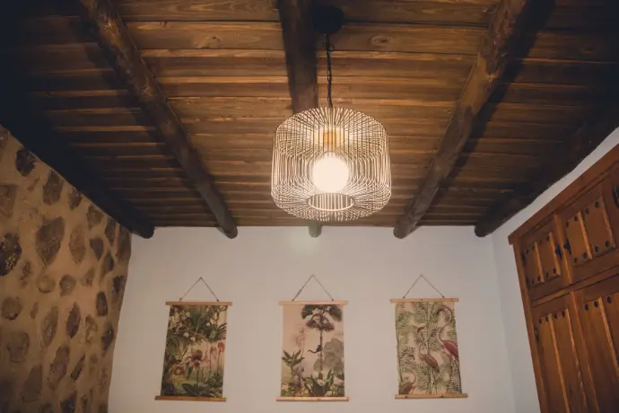 Una casa rural en extremadura que cuida todos los detalles, techos decorados con madera