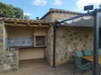 Casa rural con barbacoa y comedor exterior