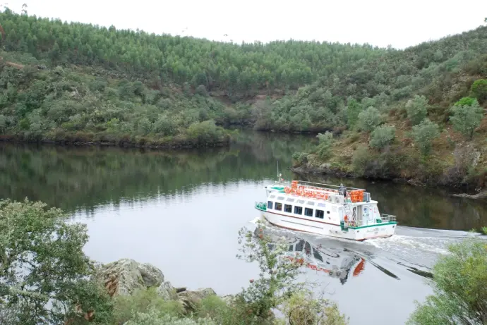 Barco del Tajo, cruzando la frontera natural de España y Portugal