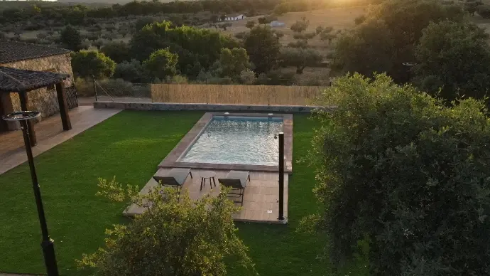 Piscina privada de la casa rural la Vega con Portugal al fondo