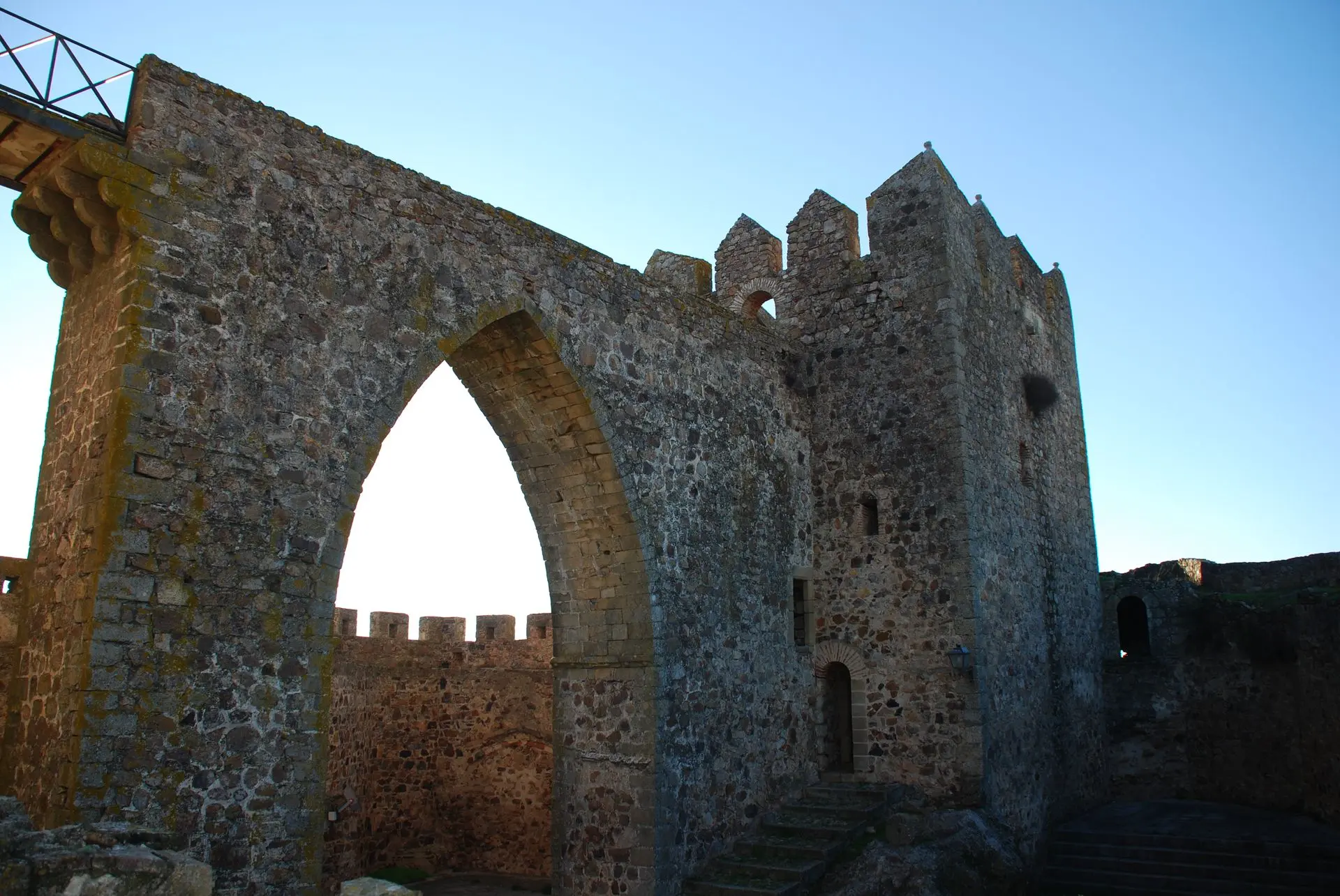 Arco ojival del patio de armas del Castillo de Luna en Alburquerque
