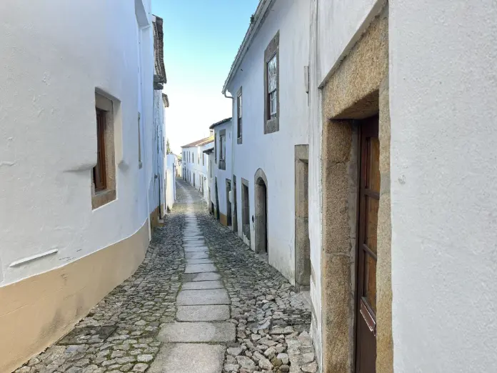 Calle empedrada dentro de la villa amurallada de Marvão