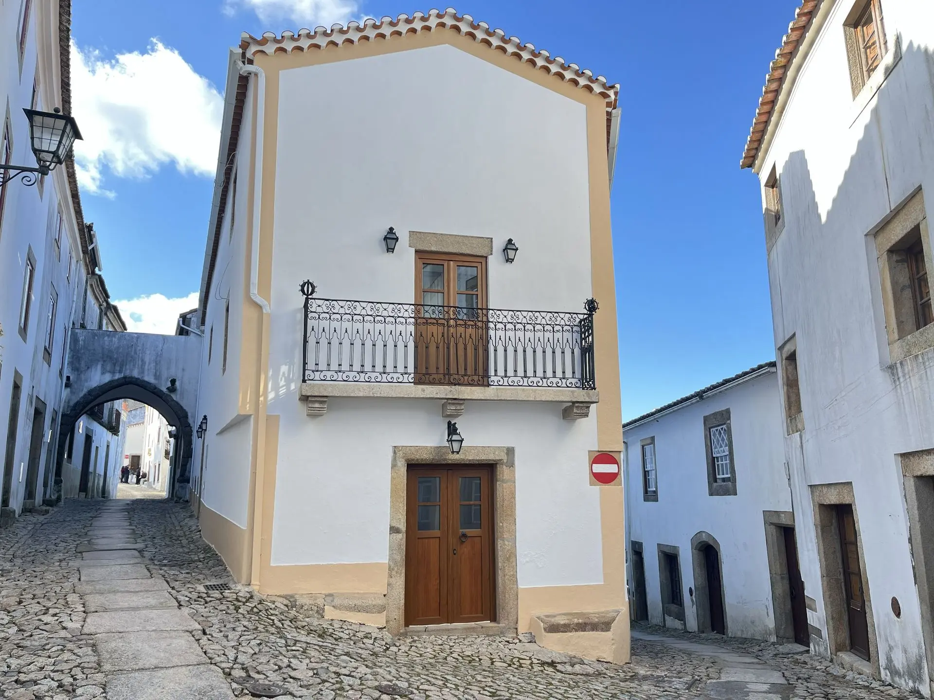 Cruce de calles en Marvao, ¡pierdete en ellas!
