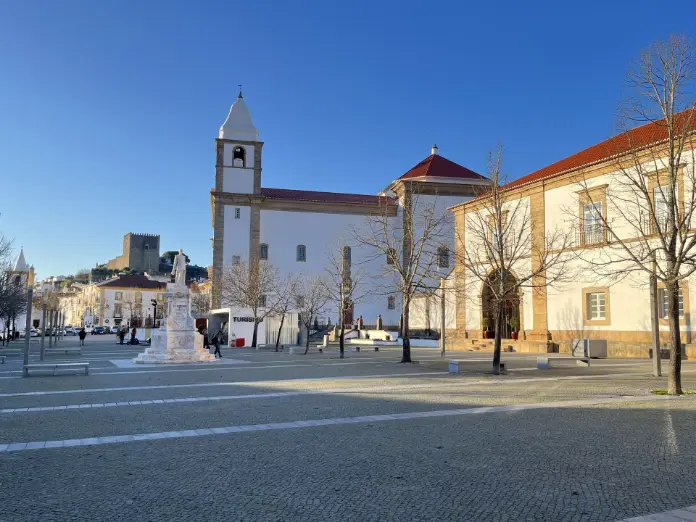 Plaza Dom Pedro V, punto de partida para pasear por Castelo de Vide