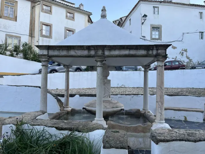 Fuente de la Vila en Castelo de Vide, con columnas y alpendre