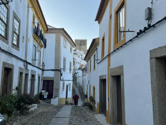 Judería de Castelo de Vide con el castillo al fondo