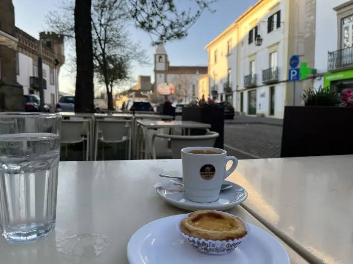 Café y dulce, merienda típica del Alentejo en Portugal