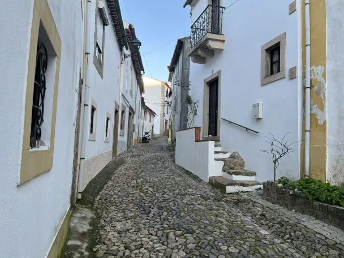 Calle del barrio judío de Castelo de Vide con puertas y fachadas tradicionales